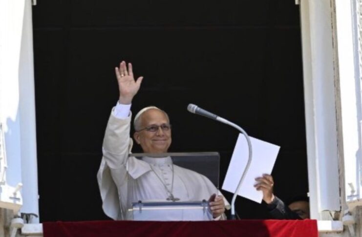 Sólo en la cruz de Cristo el mal encuentra redención, afirma el Papa León XIV El Papa León XIV saluda con la mano desde la ventana del Palacio Apostólico durante el rezo del Ángelus, sosteniendo el texto de su mensaje.