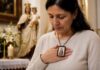 Nuestra Señora del Carmen: mucho más que un escapulario Mujer en oración con el escapulario de Nuestra Señora del Carmen sobre el pecho, en actitud de profunda devoción dentro de un templo católico.