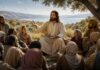 El Reino de Dios: aprender a vivir como discípulos a través de las parábolas Jesús enseña una parábola a una multitud reunida al aire libre mientras sus discípulos y el pueblo escuchan atentamente.