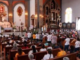 ¿Por qué la Misa ocupa un lugar tan importante en la vida de la Iglesia? Fieles reunidos durante la celebración de la Santa Misa en el interior de un templo católico.