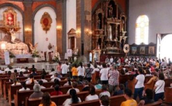 ¿Por qué la Misa ocupa un lugar tan importante en la vida de la Iglesia? Fieles reunidos durante la celebración de la Santa Misa en el interior de un templo católico.
