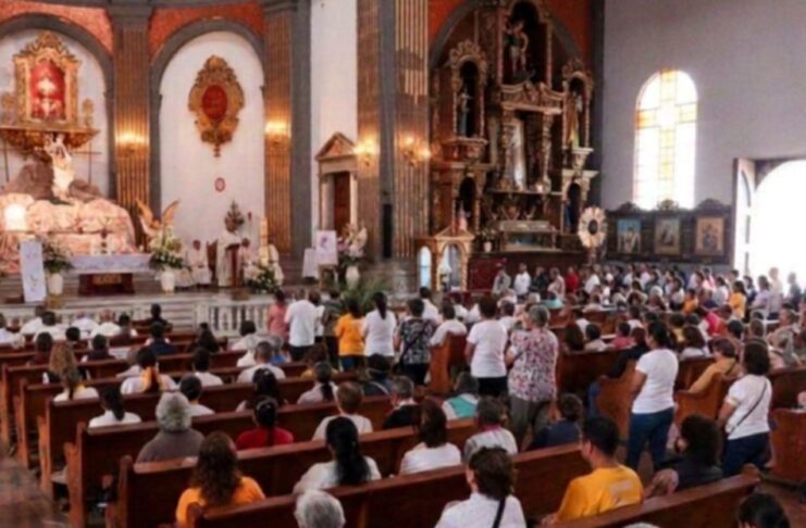 ¿Por qué la Misa ocupa un lugar tan importante en la vida de la Iglesia? Fieles reunidos durante la celebración de la Santa Misa en el interior de un templo católico.