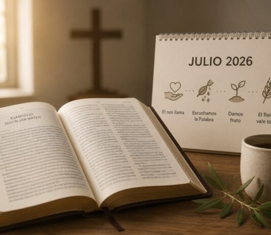 Julio: un buen mes para descubrir que las lecturas de la Misa cuentan una historia Biblia abierta junto a un calendario de julio de 2026, iluminados por una luz cálida, como símbolo del recorrido espiritual que proponen las lecturas dominicales de la Iglesia.