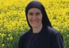 Madre María Elena: una mujer que decidió llevar a miles de personas al encuentro con Cristo La Madre María Elena sonríe frente a un amplio campo de flores amarillas, vistiendo su hábito religioso y un crucifijo sobre el pecho
