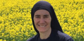 Madre María Elena: una mujer que decidió llevar a miles de personas al encuentro con Cristo La Madre María Elena sonríe frente a un amplio campo de flores amarillas, vistiendo su hábito religioso y un crucifijo sobre el pecho