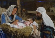 María, Madre de todos los discípulos Representación de la Virgen María y san José contemplando al Niño Jesús en el pesebre, símbolo de la maternidad de María y del inicio de la historia de la salvación.