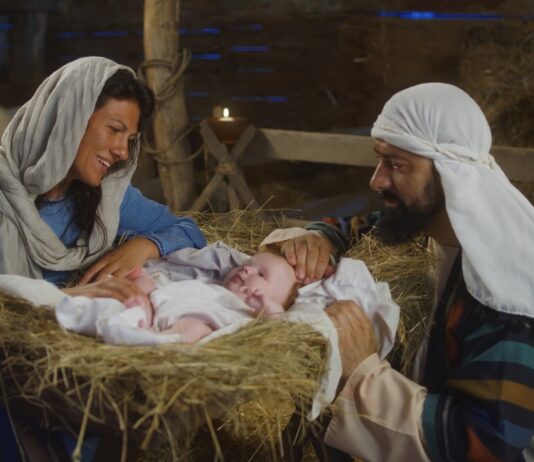 María, Madre de todos los discípulos Representación de la Virgen María y san José contemplando al Niño Jesús en el pesebre, símbolo de la maternidad de María y del inicio de la historia de la salvación.