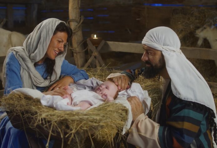 Representación de la Virgen María y san José contemplando al Niño Jesús en el pesebre, símbolo de la maternidad de María y del inicio de la historia de la salvación.