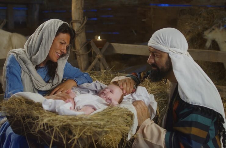 María, Madre de todos los discípulos Representación de la Virgen María y san José contemplando al Niño Jesús en el pesebre, símbolo de la maternidad de María y del inicio de la historia de la salvación.