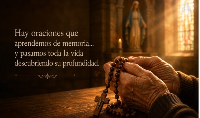 Manos sostienen un rosario de madera dentro de una iglesia iluminada por la luz que entra por un vitral, mientras una imagen desenfocada de la Virgen María aparece al fondo.