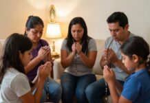 El rosario es más que una repetición; es un encuentro con Jesús Familia reunida en la sala de su casa mientras reza el rosario frente a una imagen de la Virgen María.