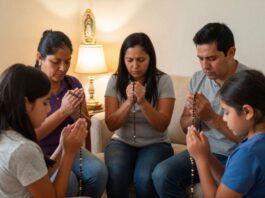 El rosario es más que una repetición; es un encuentro con Jesús Familia reunida en la sala de su casa mientras reza el rosario frente a una imagen de la Virgen María.